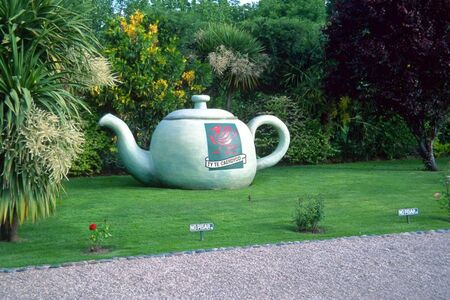 Theepot In De Tuin Van Het Restaurant In Gayman Cape