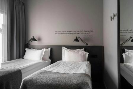 Skuggi Hotel Twinroom Bed